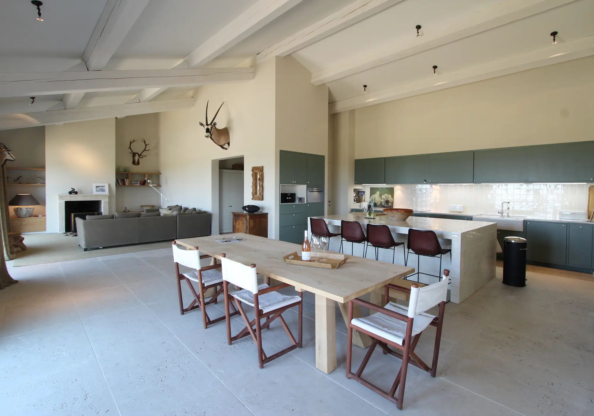 Geräumiges Wohnzimmer