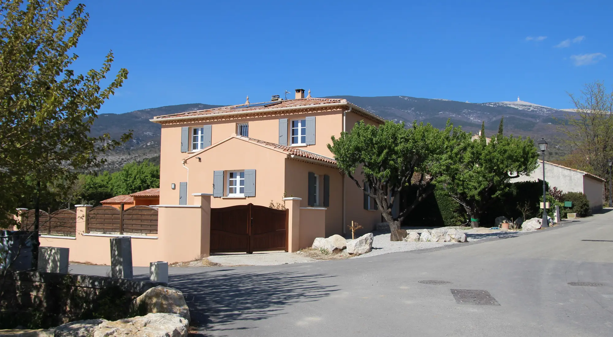 Een klein gehucht aan de voet van de Mont Ventoux