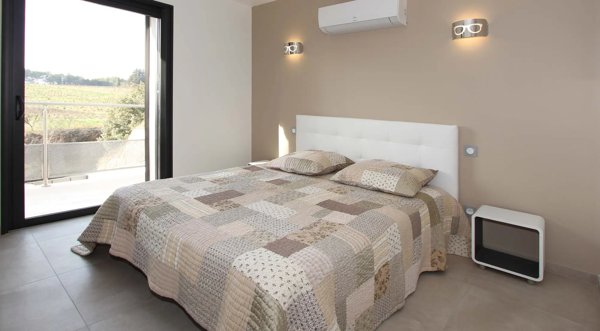 Chambre 2 avec salle de douche et balcon