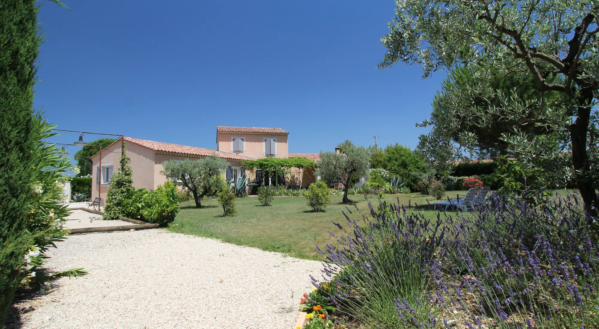 Garnd jardin clos et fleuri