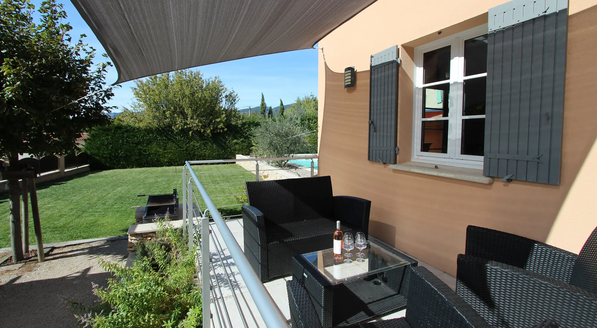 Terrasse ombragée devant la maison