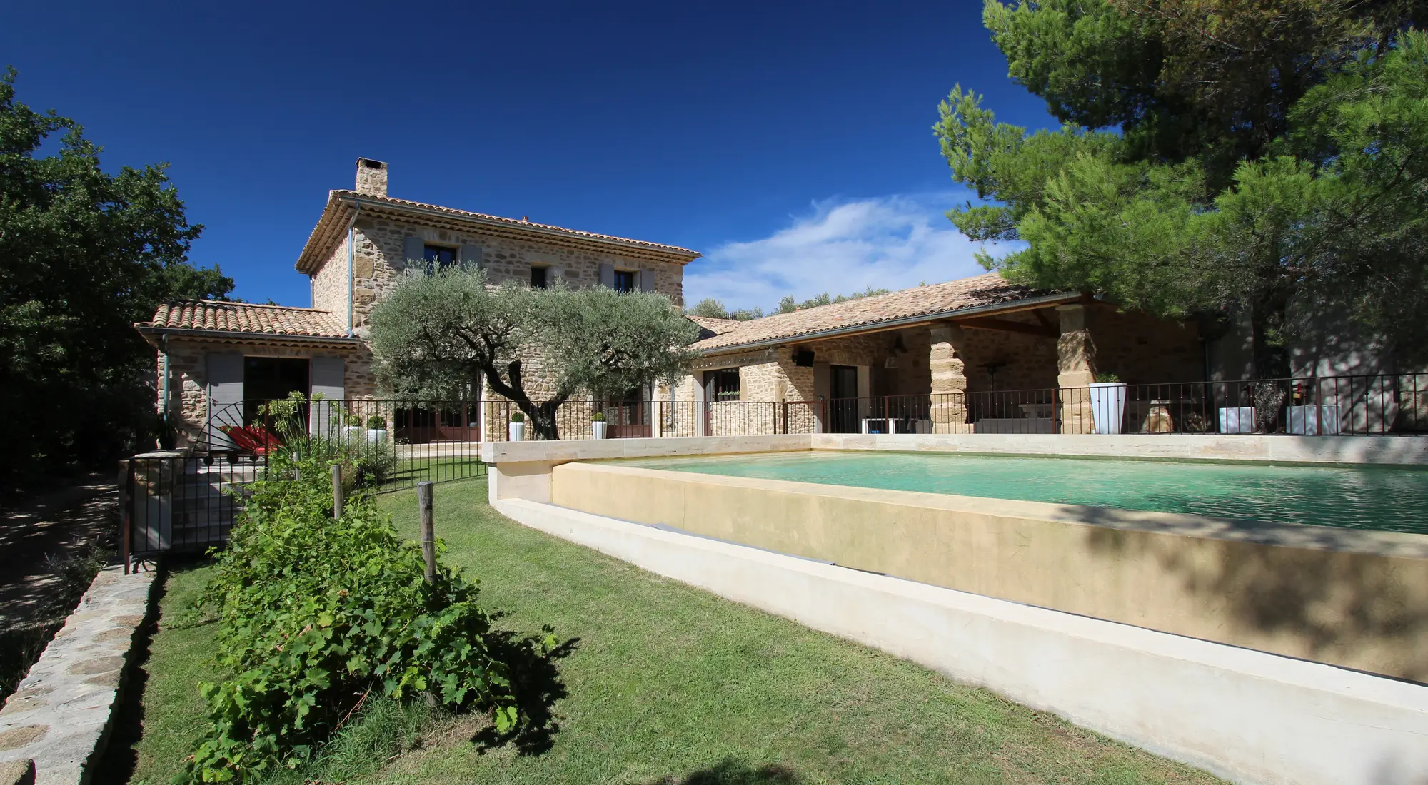 Infinity pool en groot poolhouse
