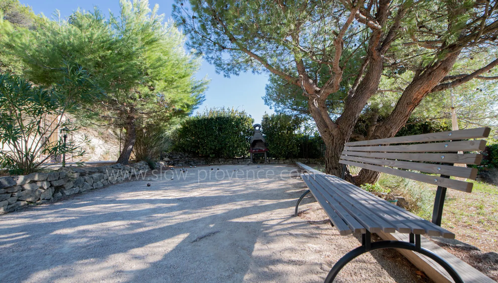 Terrain de pétanque ombragé