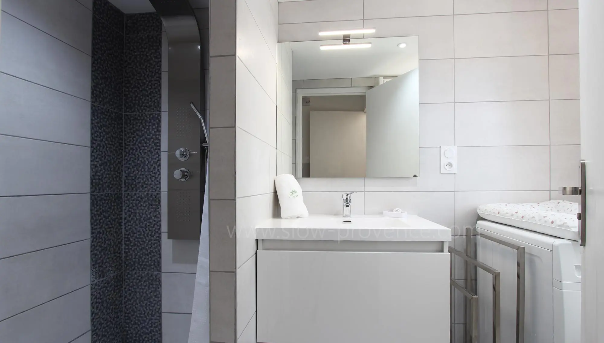 Salle de douche au rez-de-chaussée