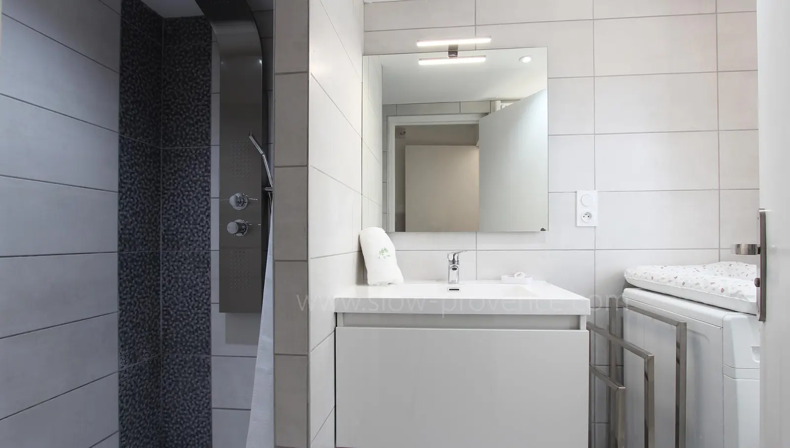 Salle de douche au rez-de-chaussée