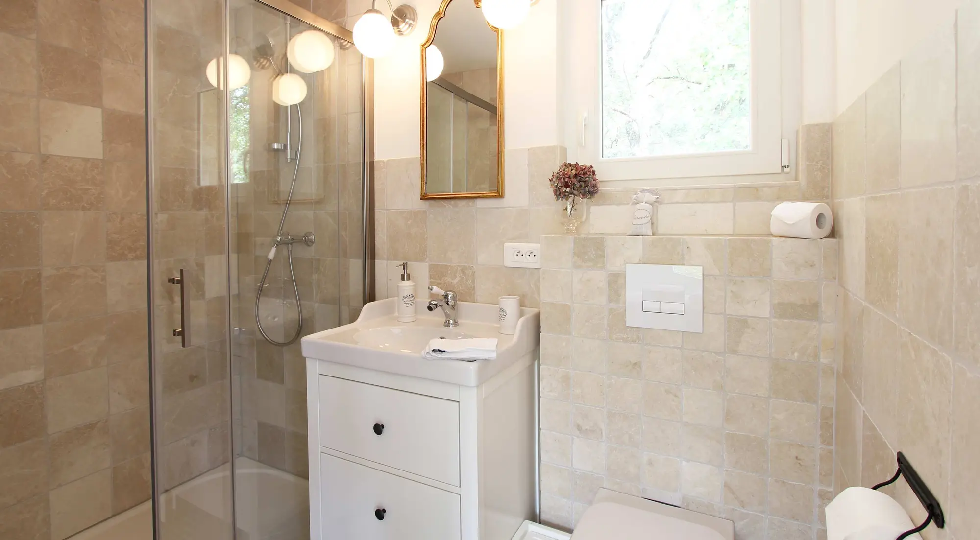 Salle de douche du studio