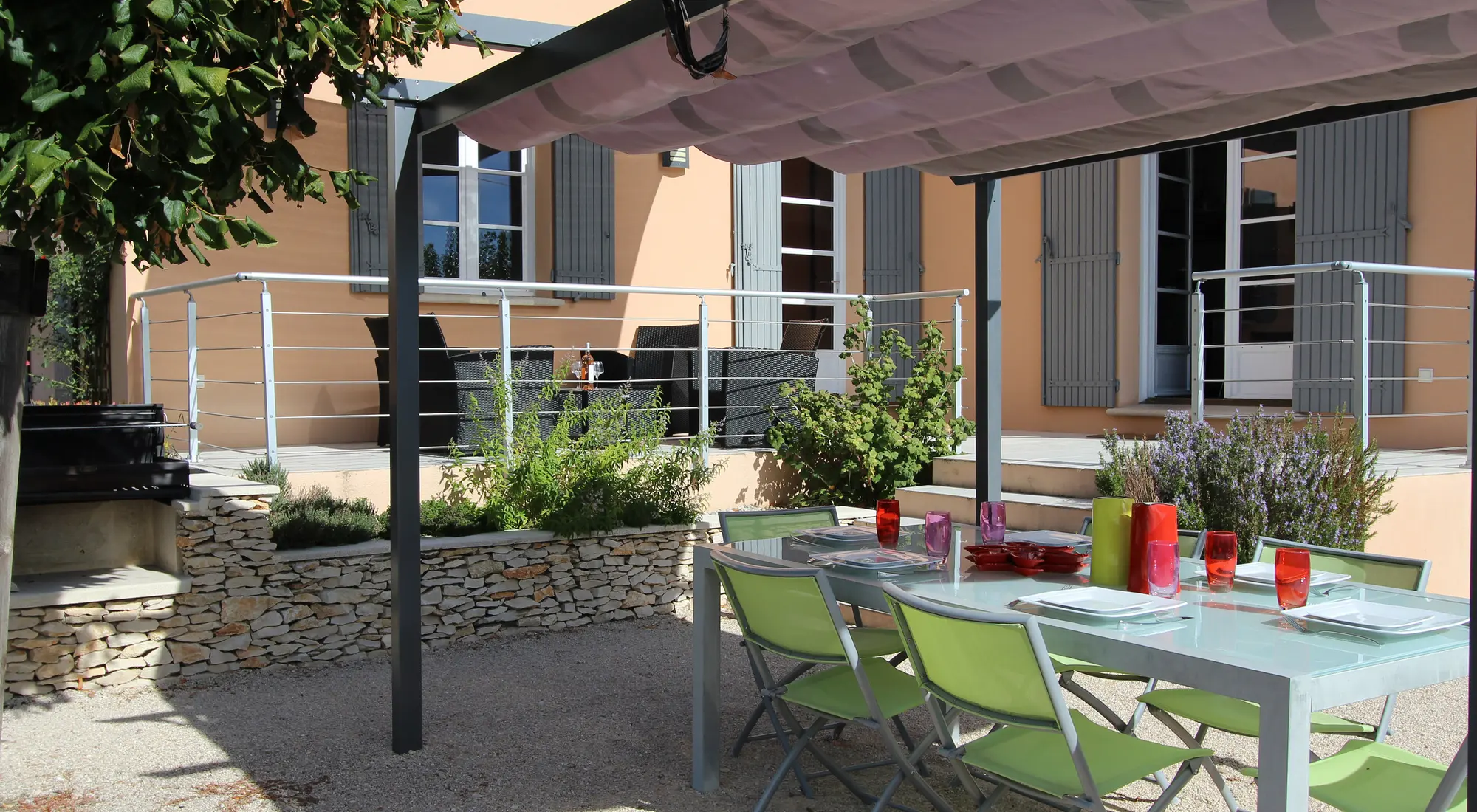 Espace repas sous la tonnelle
