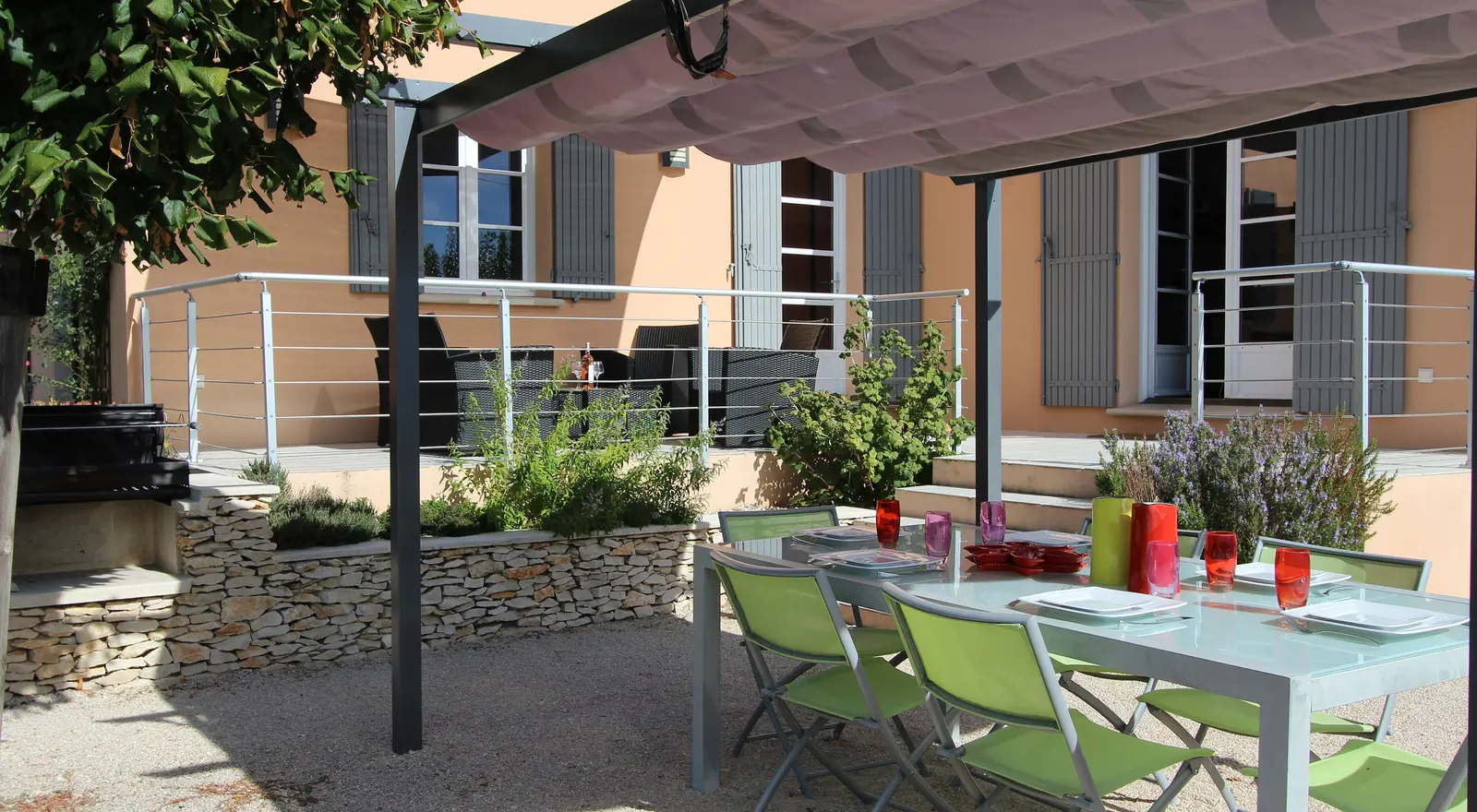 Espace repas sous la tonnelle