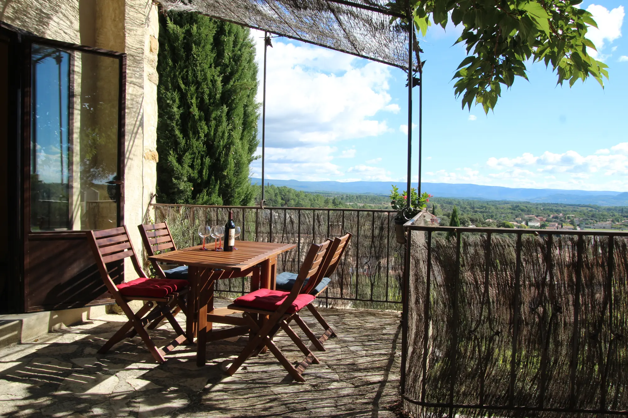 Garten, Terrasse und Swimmingpool im Herzen des Dorfes
