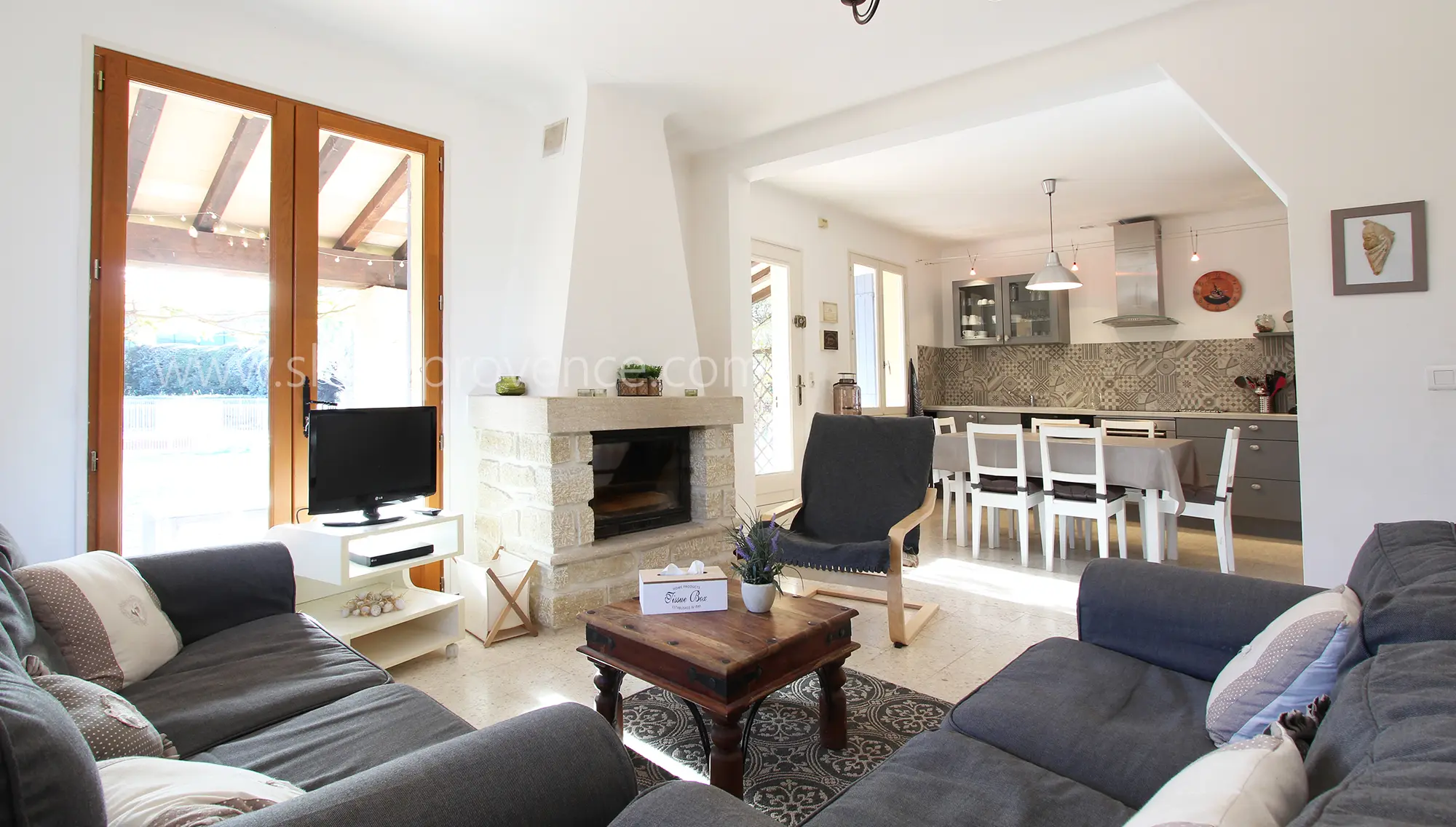 Salon ouvert sur la cuisine