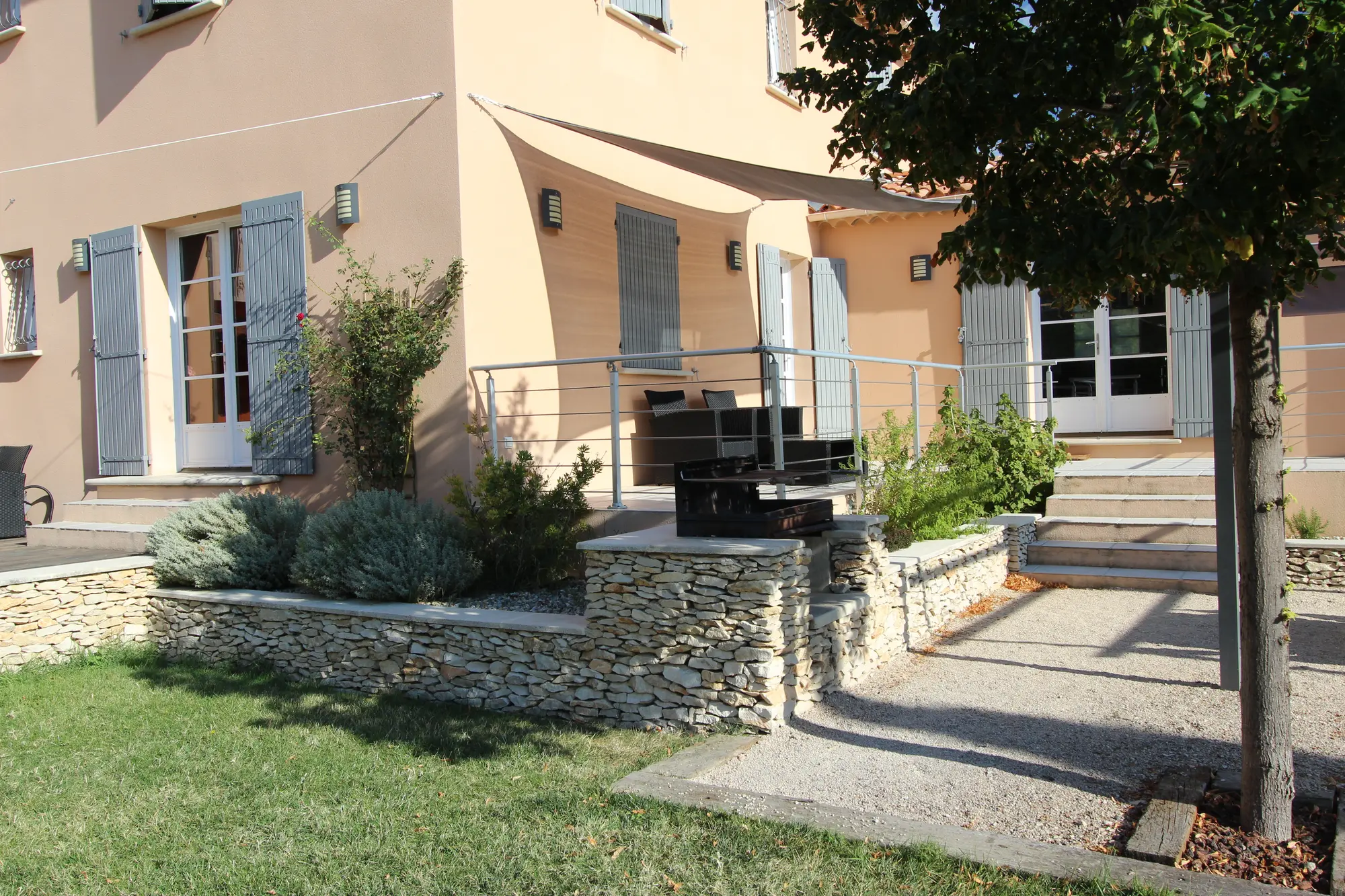 Accès à la piscine par le jardin ou le salon