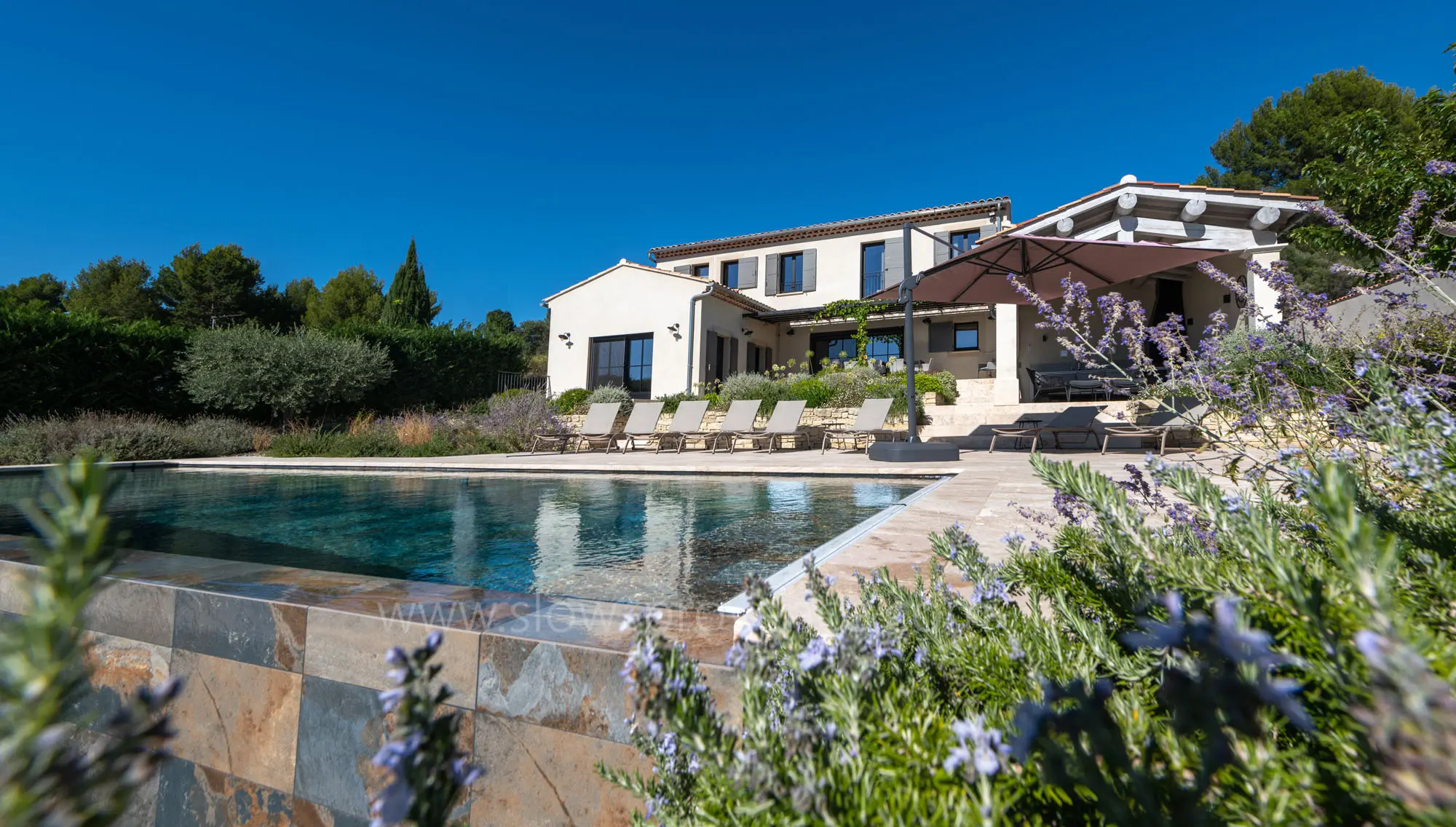 Grande piscine à débordement