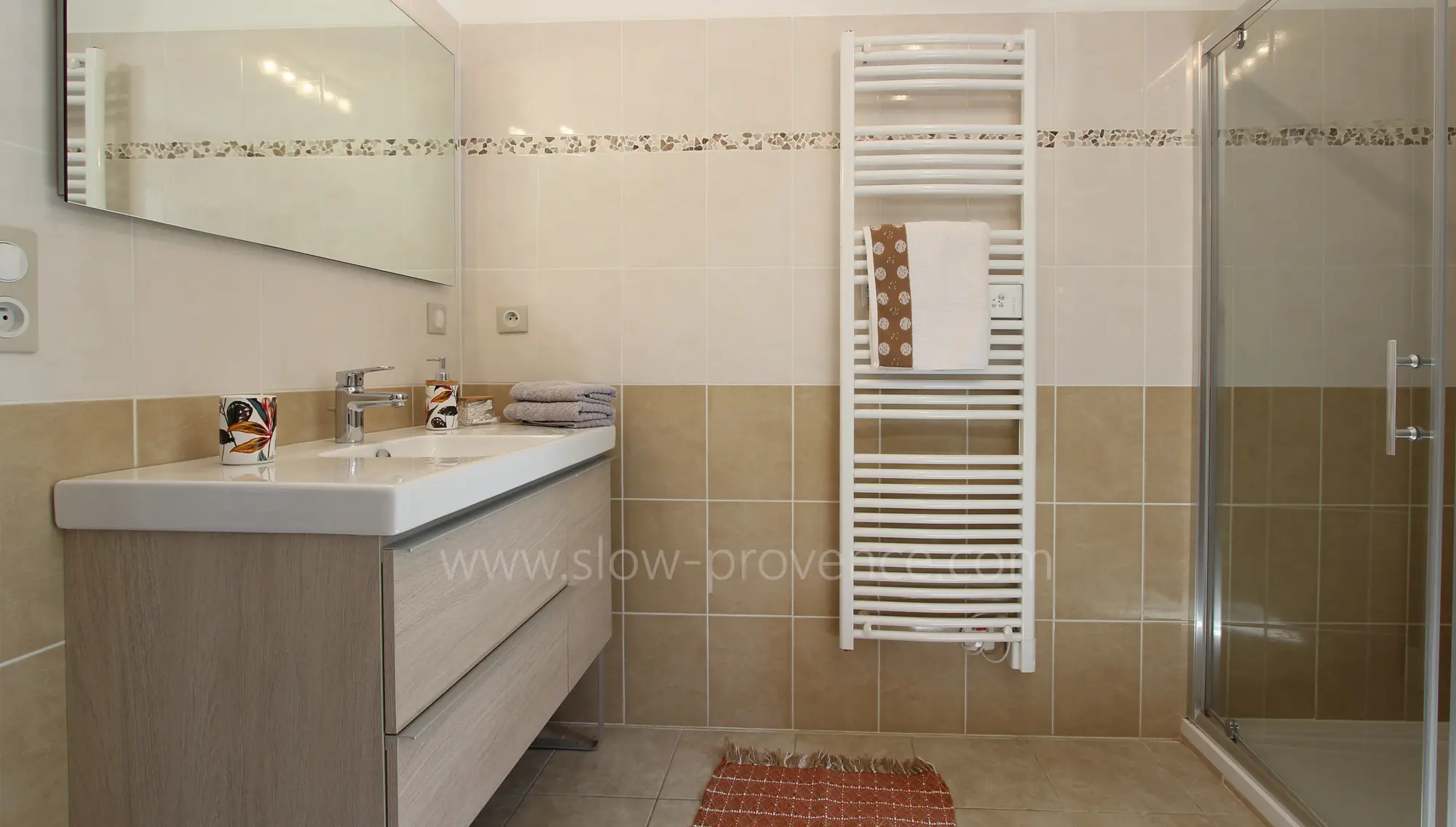 Autre vue de la salle de douche partagée