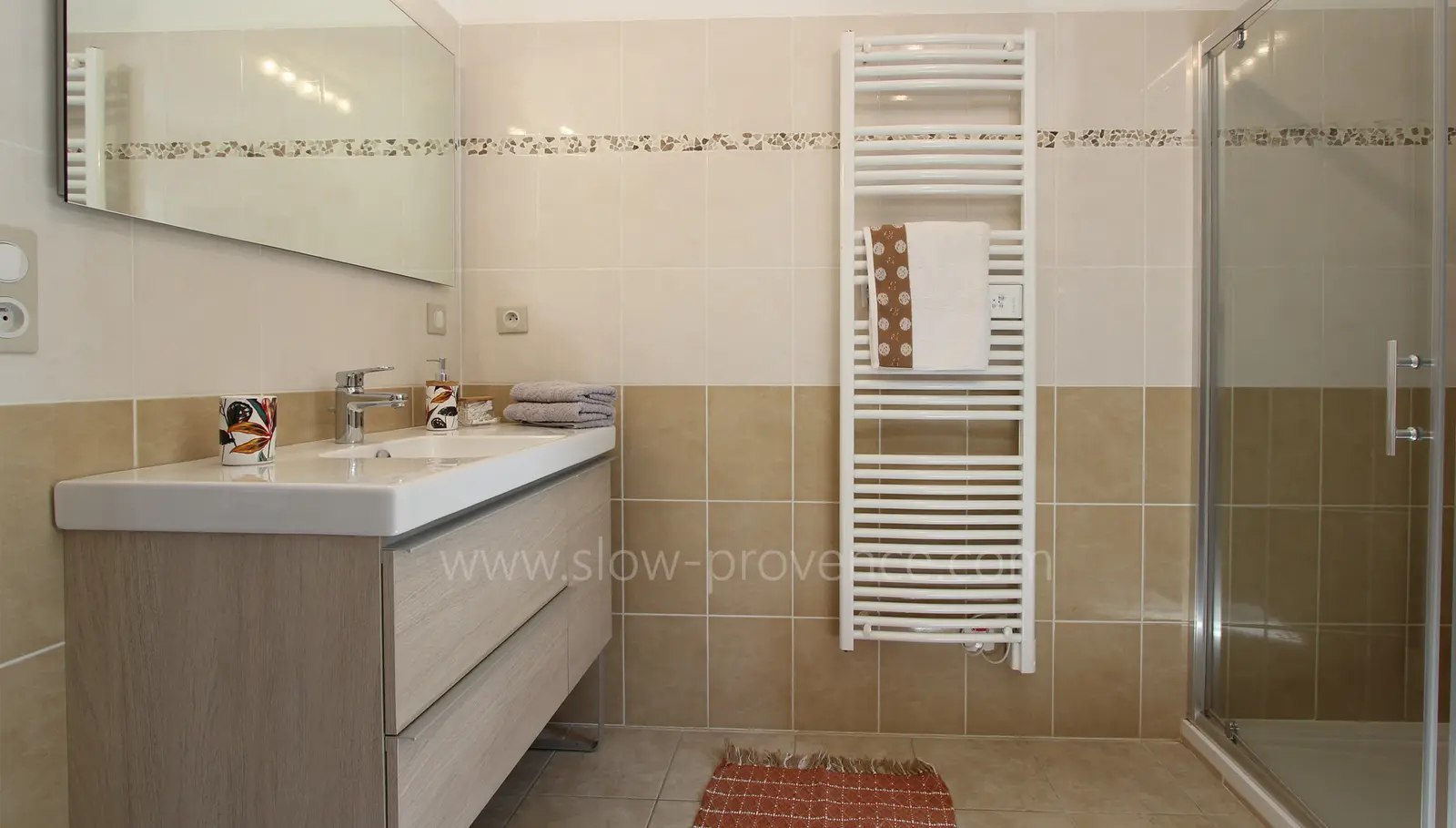 Autre vue de la salle de douche partagée