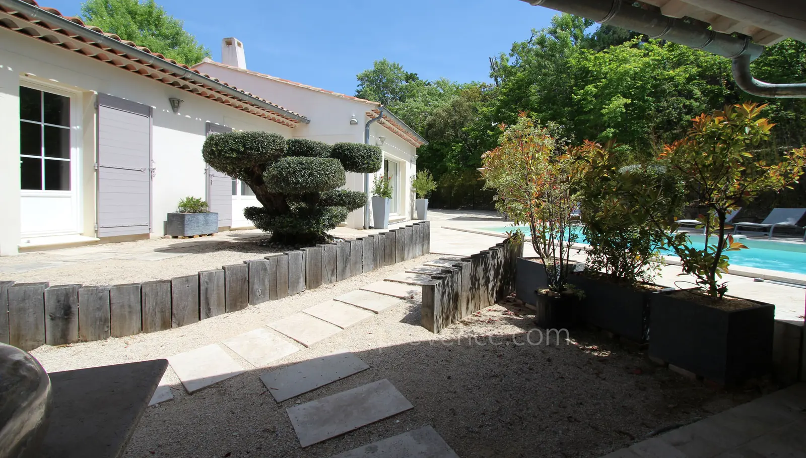 Vue sur piscine du pool house