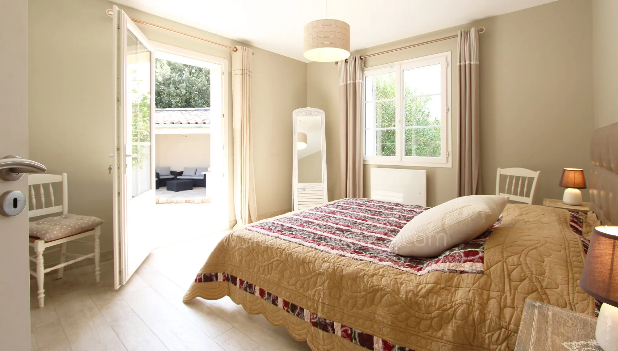 Chambre 1 avec vue sur la piscine