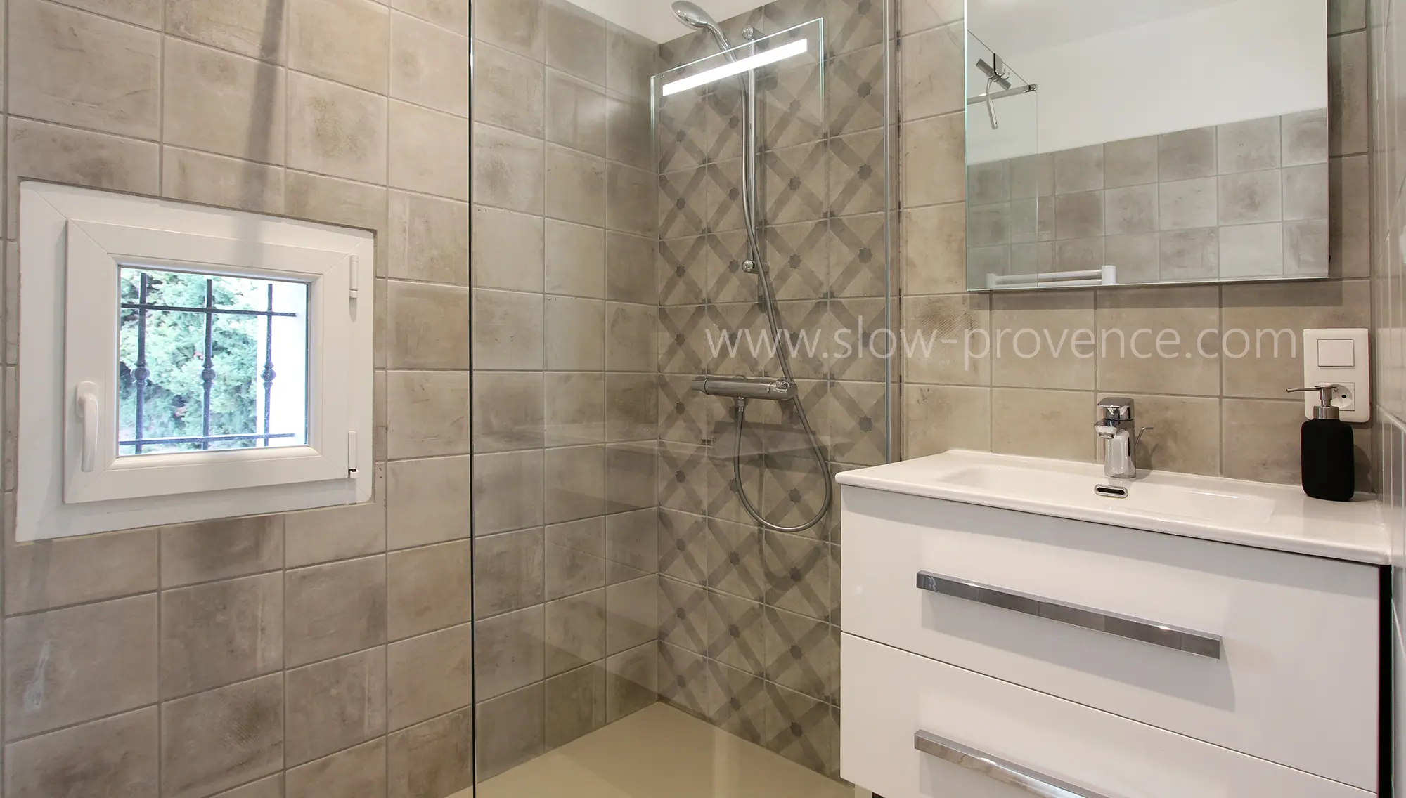 Salle de douche chambre 4