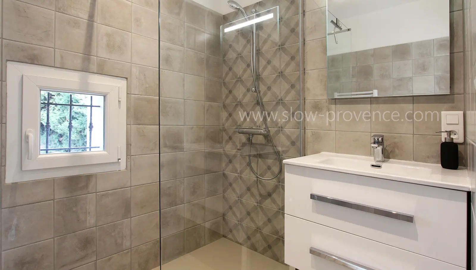 Salle de douche chambre 4